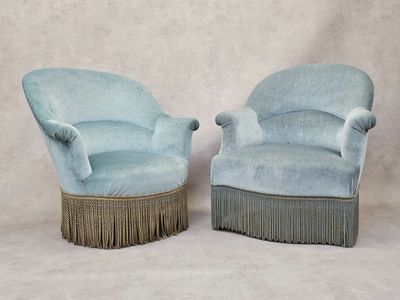 Deux fauteuils crapauds en velours.
