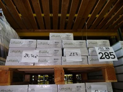 de nombreuses boîtes de papier toilette sur une palette dans un magasin
