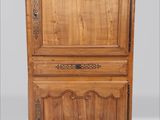 une vieille armoire en bois comportant deux tiroirs et une porte