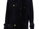 un manteau noir sur un cintre, sur fond blanc