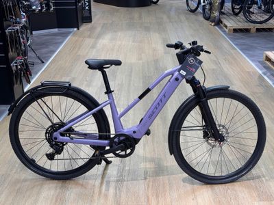 un vélo violet exposé dans un magasin