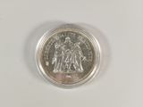 gros plan d'une pièce de monnaie sur une table à fond blanc