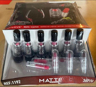 six tubes de rouge à lèvres présentés dans une boîte