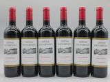 six bouteilles de vin rouge sont alignées