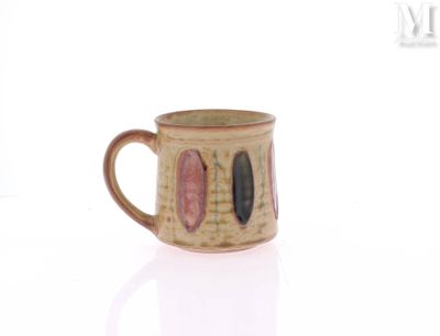 Probablement VALLAURIS Tasse Céramique émaillée sur fond ocr…