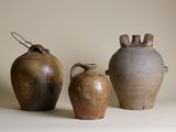 trois vases posés sur une table