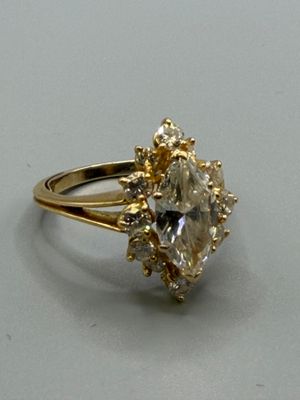 Bague marquise en or jaune 750 millièmes et diamants, le cen…
