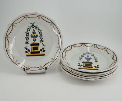 trois assiettes ornées de motifs, posées sur une surface blanche