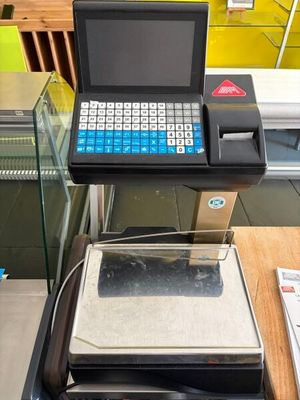 un ordinateur portable posé sur une pile de livres