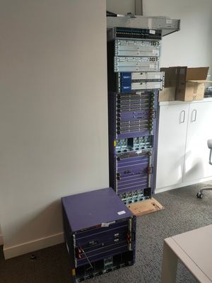 une tour d'ordinateur violette dans un coin de la pièce