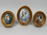 trois miniatures représentant une femme et un garçon, dans un cadre doré