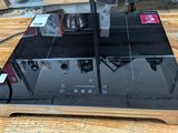 une photo d'une machine à café posée sur une table en bois