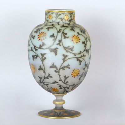 un vase en verre avec un motif floral