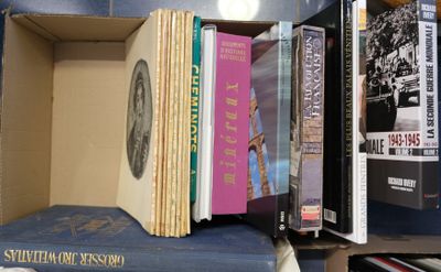 de nombreux livres qui sont rangés dans une boîte sur une étagère