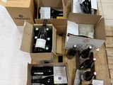 de nombreuses caisses de vin posées les unes à côté des autres sur le sol