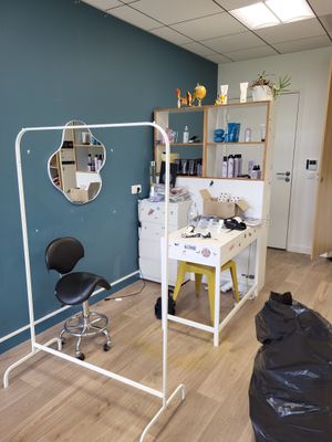 une pièce dans laquelle se trouvent un bureau, une chaise, un miroir et une chaise
