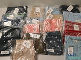 de nombreuses paires de chemises pour hommes sont exposées dans le magasin