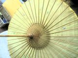 un gros plan d'un parapluie jaune dans la rue