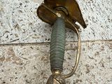 une épée accrochée au mur d'un bâtiment