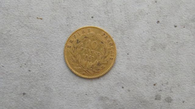 Une pièce de monnaie en or à valeur faciale de 10frs 1867 A