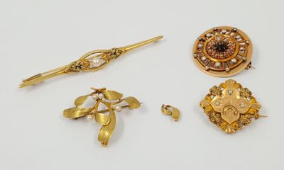 trois broches en or, une broche, une épingle et une broche