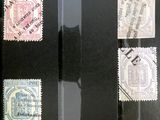 plusieurs types de timbres exposés dans une vitrine