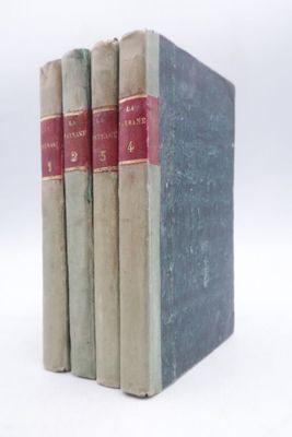 trois livres superposés sur une surface blanche