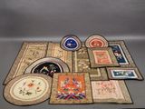 de nombreux objets décoratifs posés sur la table