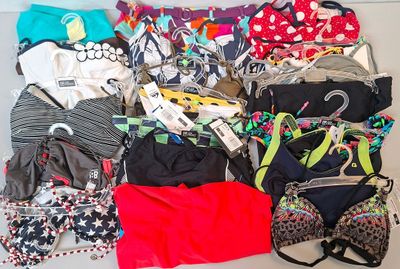 Lot de 20 maillots de bain pour femme de diverses tailles et…