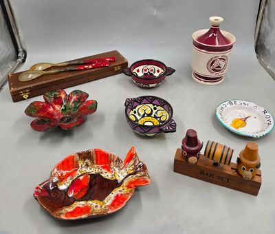 un grand nombre d'éléments différents sur la table