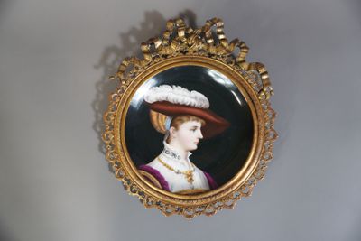 une photo d'une femme coiffée d'un chapeau, accrochée au mur