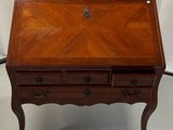 une image représentant un petit bureau avec des tiroirs et des tiroirs