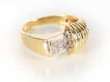 l'image d'une bague en or jaune ornée de deux diamants