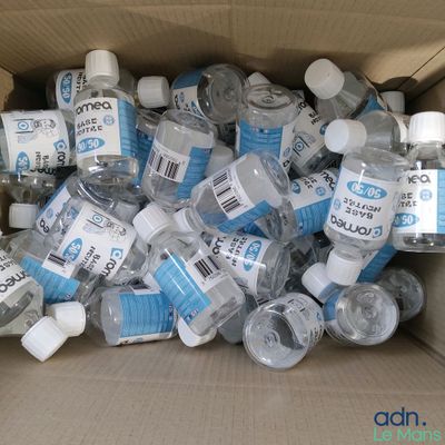 plusieurs bouteilles d'eau dans un carton