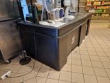 une photo d'un magasin où l'on voit de nombreux articles posés sur le comptoir