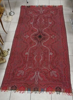 un tapis rouge sur le sol d'une pièce