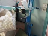 une photo d'une chambre dans laquelle se trouvent un lit et une chaise
