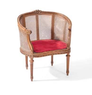 une image représentant une chaise avec un coussin rouge sur fond blanc