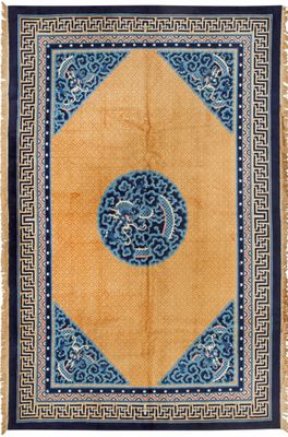 un tapis bleu et jaune orné d'un motif en médaillon