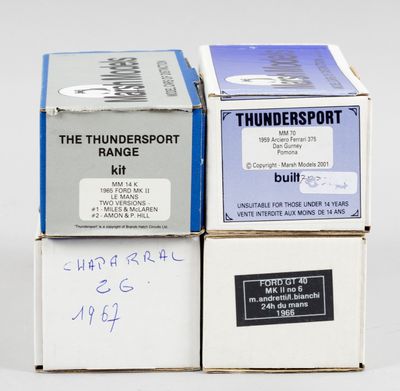 Trois boîtes de kits de la gamme Thundersport sont empilées les unes sur les autres