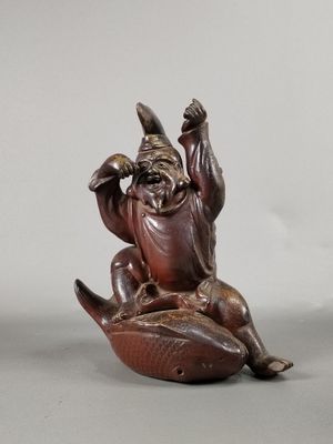 une image représentant la statue d'un homme assis sur une banane