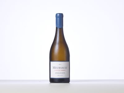une bouteille de vin blanc posée sur une table