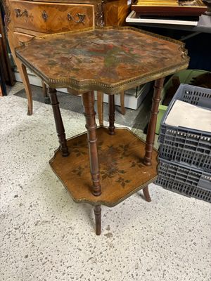 une petite table avec un plateau en bois dans une pièce