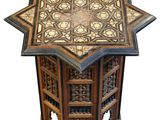une image représentant une table en bois sur laquelle figure un motif en forme d'étoile