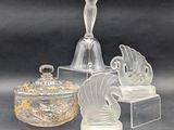 trois objets en verre transparent posés sur une surface noire