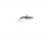 gros plan d'une bague en diamant sur une surface blanche