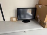 un écran d'ordinateur posé sur un bureau blanc