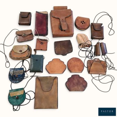 de nombreux modèles différents de sacs à main en cuir posés sur un fond blanc