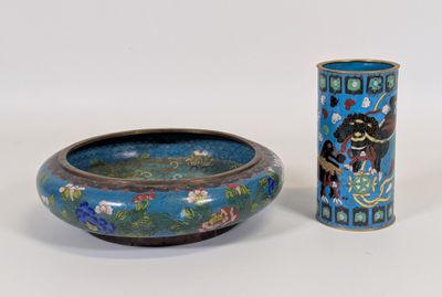 deux vases posés l'un à côté de l'autre sur une table