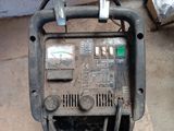 une machine posée sur le sol dans le garage